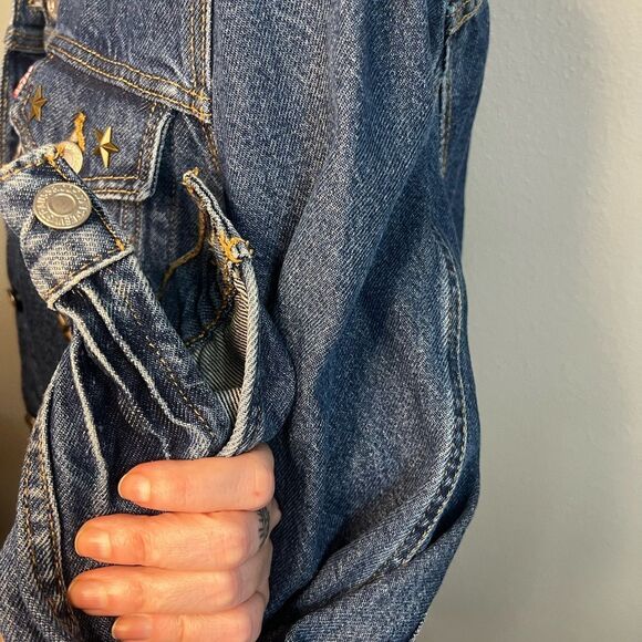 Levi's Jacket Women's Medium Type 3
Trucker Blue Denim Jean large with gold star - Picture 8 of 16